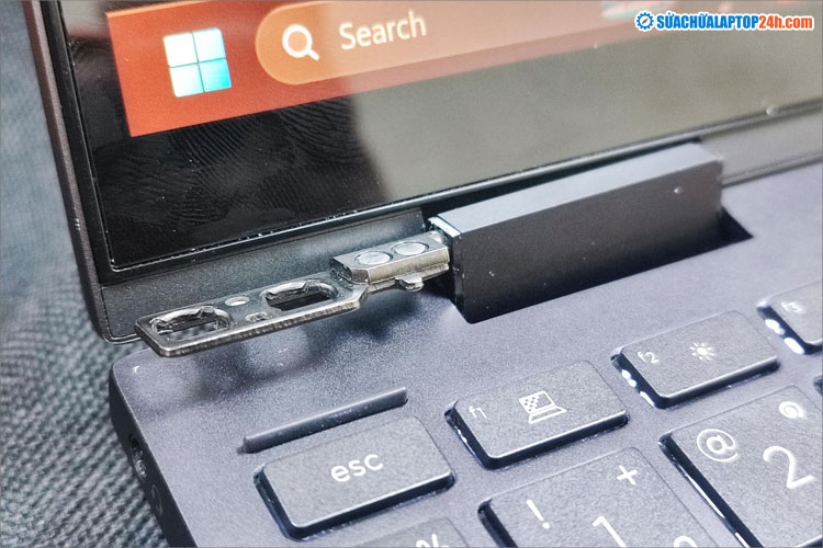 Bản lề laptop đã rời ra khởi vỏ máy
