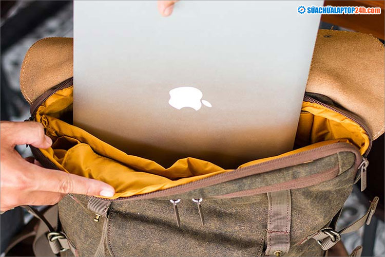 Đựng balo laptop trong ngăn balo chuyên dụng