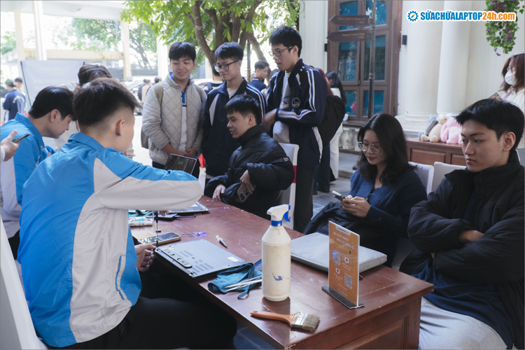 Sinh viên chờ đợi để được kiểm tra laptop miễn phí
