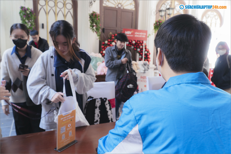 Sinh viên xếp hàng để kiểm tra laptop miễn phí