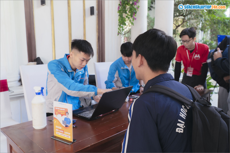 Kỹ thuật viên sửa chữa trực tiếp tại sự kiện