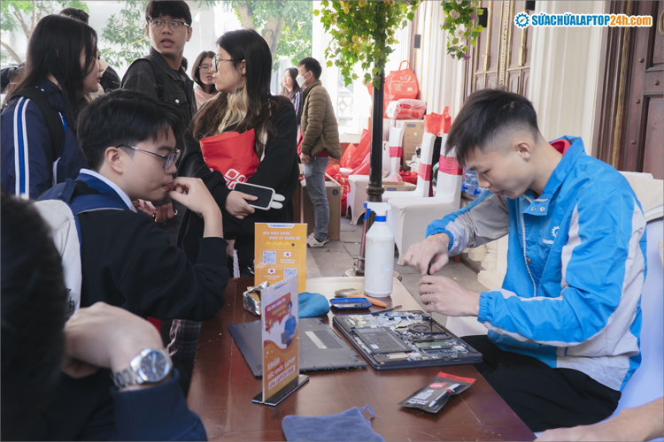 Khách hàng luôn được xem trực tiếp quá trình sửa chữa