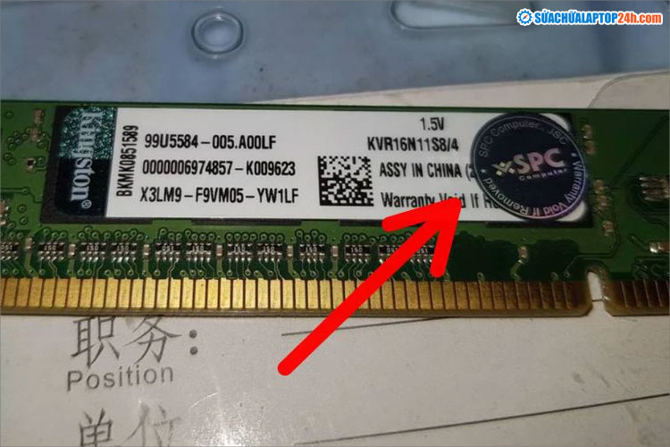 Tem thật đổi màu khi nghiêng dưới ánh sáng