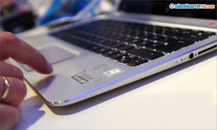 Vỏ kim loại thường gặp vấn đề với điện áp rò và tĩnh điện