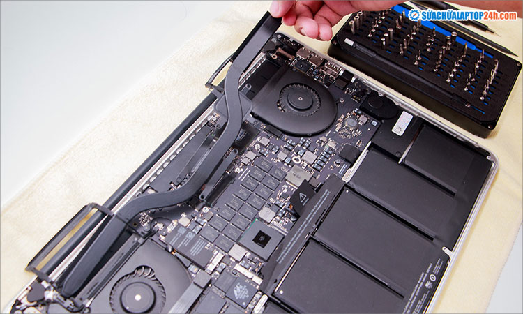 Các chi tiết trong laptop vỏ nhôm mỏng nhẹ rất chặt chẽ