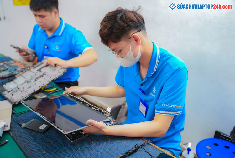 Kỹ thuật viên thay màn hình laptop lấy ngay tại Sửa chữa Laptop 24h