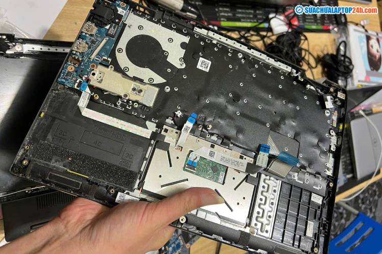 Laptop bật không lên dù đã được làm sạch sấy khô