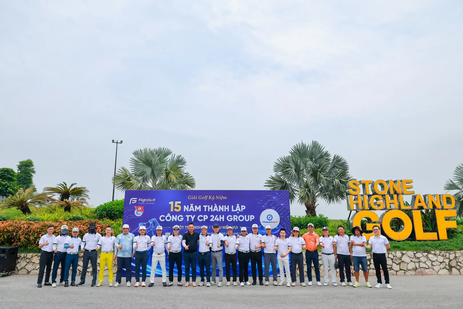 Ban lãnh đạo 24h Group chụp ảnh cùng các tuyển thủ