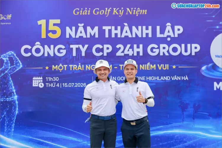 Golfer Thái Trung Hiếu (trái) vô địch giải đấu
