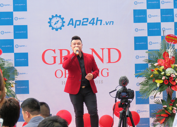 Ca sĩ khách mời Khang Duy thể hiện các ca khúc chúc mừng buổi lễ