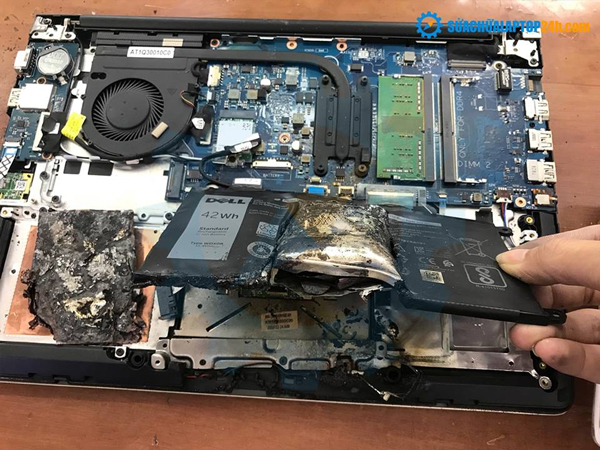 Hình ảnh máy laptop Dell 5568 bị hư hỏng nặng do nổ pin
