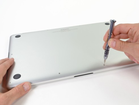 'Mổ xẻ' MacBook Pro màn hình siêu mịn