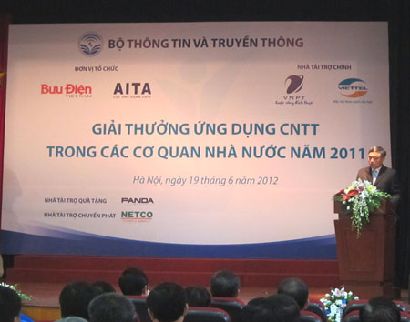Thứ trưởng Bộ TT-TT Nguyễn Minh Hồng phát biểu tại lễ trao giải.