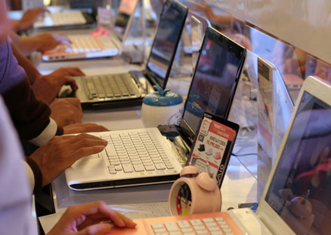 Laptop nhiều hàng mới nhưng ít khách mua
