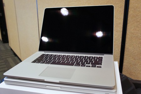 “Đập hộp” MacBook Pro mới màn hình Retina của Apple
