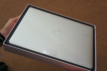 “Đập hộp” MacBook Pro mới màn hình Retina của Apple