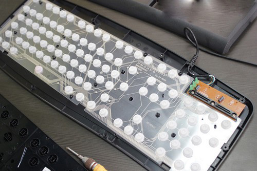 Cách 2: Vệ sinh chân 3 đèn trong bàn phím 