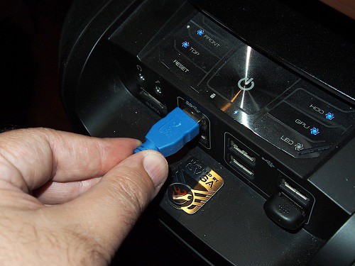 Bạn vừa nâng cấp ổ cứng cho máy tính xách tay hoặc máy tính để bàn, nhưng thay vì nhanh chóng quẳng vào ngăn bàn làm việc hoặc bán đi thì tại sao bạn không nghĩ ngay đến việc biến món đồ này thành một chiếc ổ cứng di động để thuận tiện hơn cho nhu cầu lưu trữ dữ liệu cá nhân cũng như sao lưu dữ liệu giữa các hệ thống.