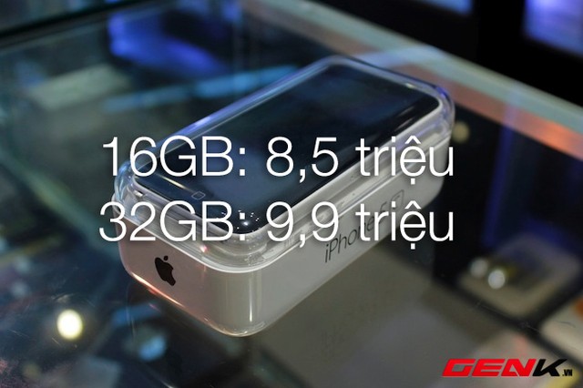 Vinaphone bất ngờ giảm hơn 1/3 giá bán iPhone 5c Mới đây, VinaPhone đã bất ngờ công bố giá bán mới cho iPhone 5c chính hãng. Theo đó, mức giá được nhà mạng này đưa ra thấp hơn 36% so với giá đề xuất của các đơn vị bán lẻ khác. Hiện tại iPhone 5c đang được niêm yết tại các hệ thống chính hãng khác như FPTShop có giá bán 12.990.000 vnđ cho phiên bản 16 GB.   Kể từ ngày 27/6, người dùng có thể mua iPhone 5c thông qua các cửa hàng VinaPhone trên toàn quốc với giá 8,5 triệu đồng cho bản 16 GB và 9,9 triệu đồng đối với bản 32 GB. Lý giải cho việc giảm giá iPhone 5c, VinaPhone cho biết đây chương trình khuyến mãi nhằm kỷ niệm 18 năm thành lập của nhà mạng này. Qua trao đổi với số Hotline 9191, đại diện VinaPhone cho biết chương trình giảm giá này được triển khai kể từ ngày 27/6 và chưa xác định thời điểm kết thúc. So với giá bán chính hãng của các đơn vị bán lẻ khác, iPhone 5c do VinaPhone bán ra rẻ hơn khoảng 34~35%. iPhone 5c được ra mắt cùng đợt với iPhone 5s vào tháng 9 năm ngoái. Sở hữu cấu hình tương tự iPhone 5 nhưng smartphone này không được đánh giá cao do sử dụng bộ vỏ nhựa và giá bán khi công bố cũng khá cao.  />> Apple trong quý 2: Doanh số iPhone tăng mạnh, iPad tụt giảm