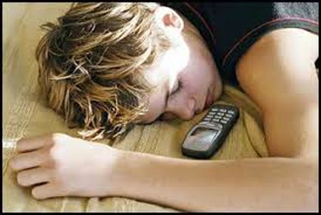lý do bạn không nên để điện thoại bên mình khi ngủ