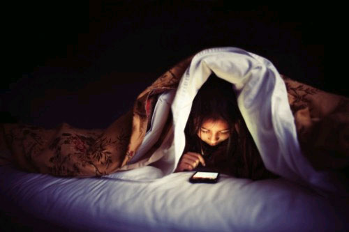 lý do bạn không nên để điện thoại bên mình khi ngủ